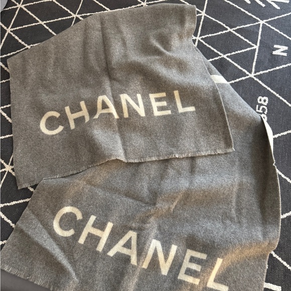 Chanel Cashmere blanket scarf - Picture 2 of 6